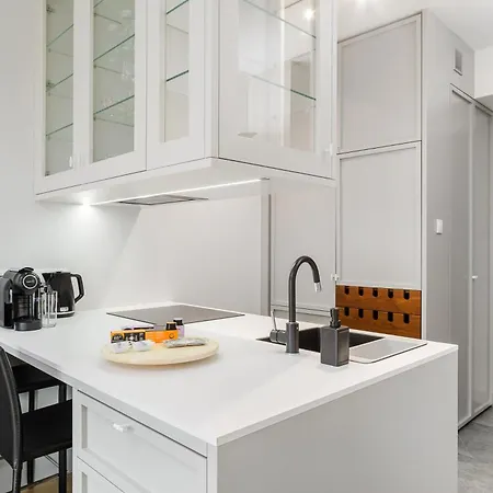 Beautiful With Parking In Mennica Appartement Warschau
