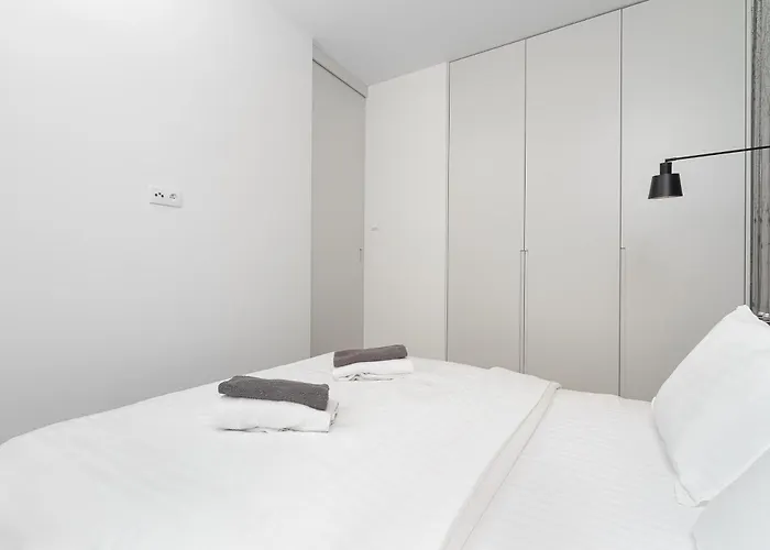 Apartman Beautiful With Parking In Mennica Varsó